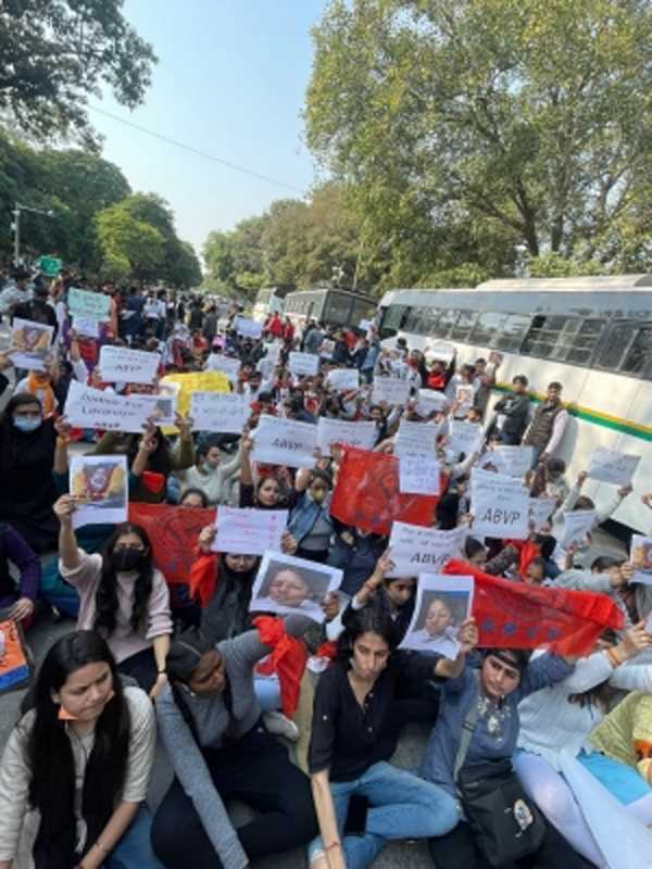 लावण्या आत्महत्या : तमिलनाडु भवन पर अभाविप छात्रों का प्रदर्शन लावण्या आत्महत्या : तमिलनाडु भवन पर अभाविप छात्रों का प्रदर्शन